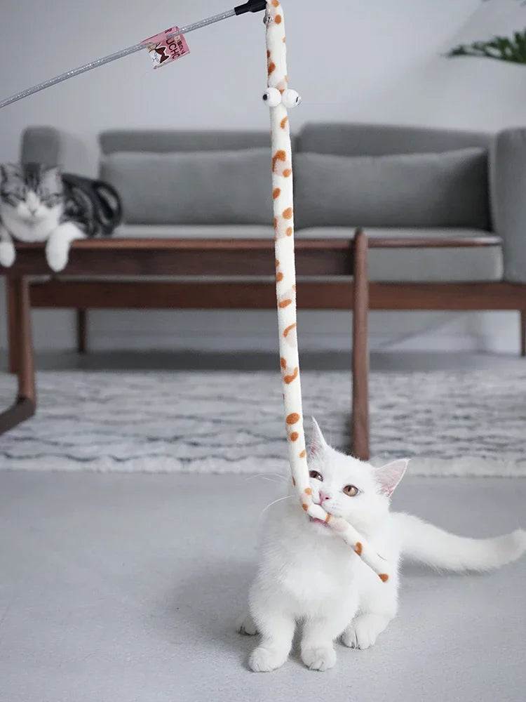 Chaton attrapant la canne teaser télescopique pour chat