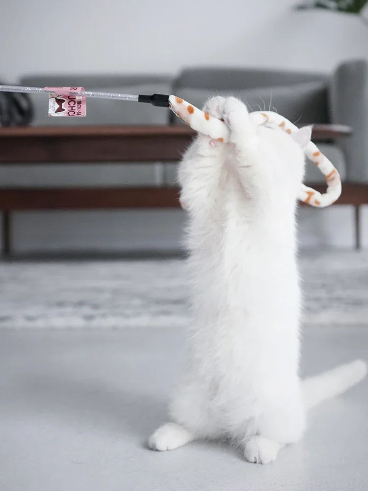 Chat bondissant sur la canne teaser à plumes